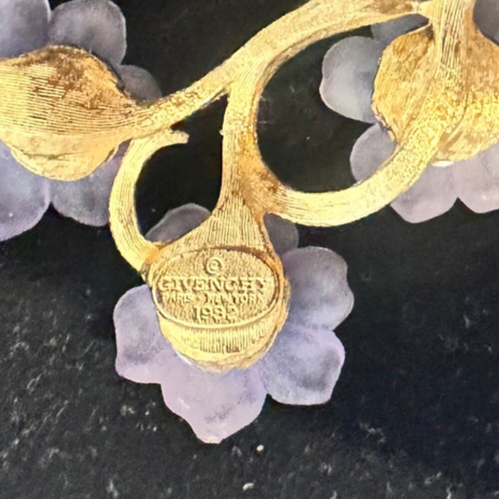 Vintage‎ Givenchy Paris NY Purple Lucite Floral Gold toned Stick Brooch signed - Picture 7 of 7